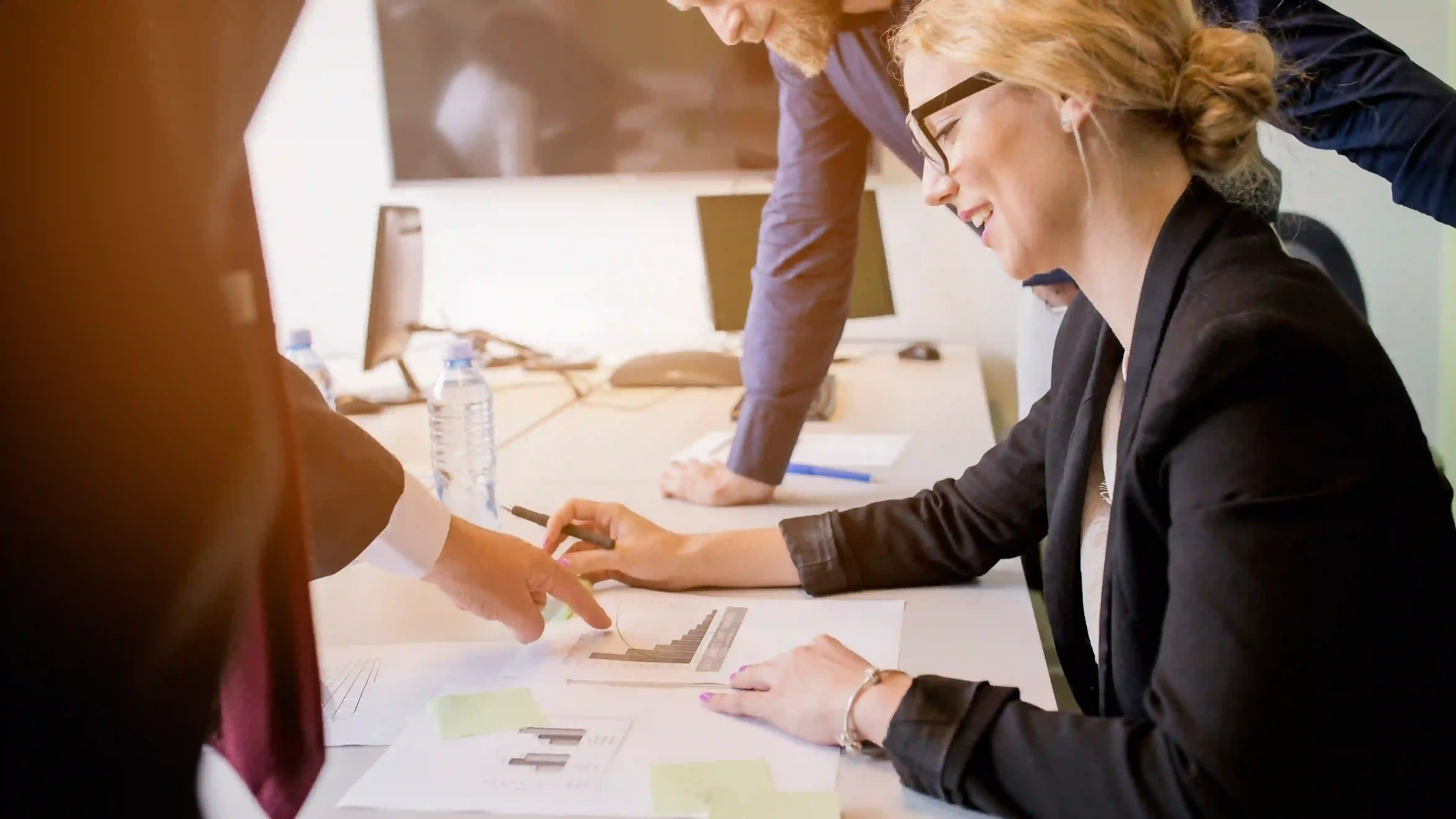 Personas revisando gráficos y datos de inversión